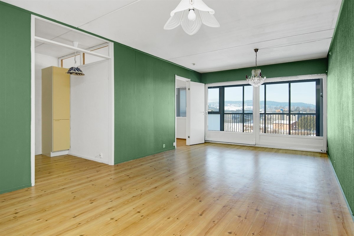 Stuen har store vindusflater som gir rikelig med lys inn i stuen. God plass til tilhørende møblement. Fra stuen er det inngang til både kjøkken og soverom. Galleribilde