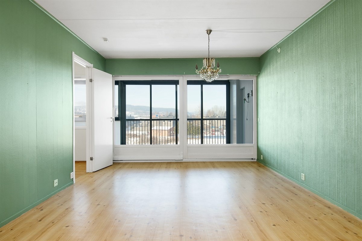 Fra stuen er det utgang til en solrik innglasset balkong med utsikt utover et grøntområde og uten innsyn. Galleribilde