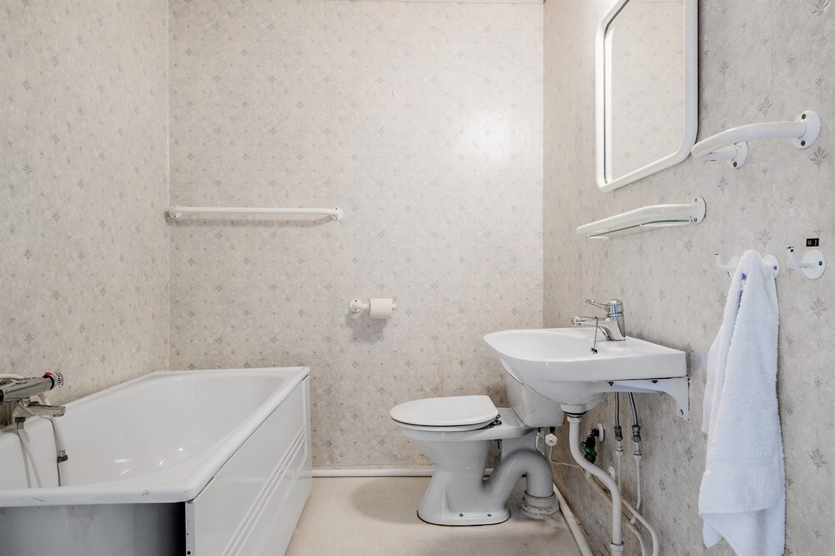 Badet har behov for vesentlig oppgradering for å møte dagens krav til standard, men rommet har god plass for nye løsninger. Badet har opplegg for vaskemaski. Galleribilde