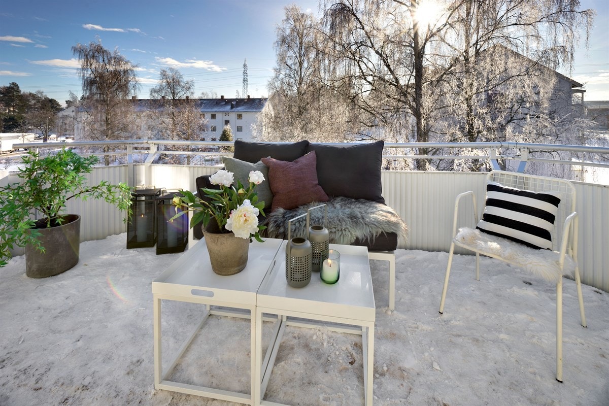 Romslig balkong med god plass til utemøblement Galleribilde