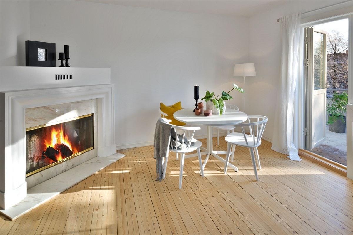 Peis med glassdører i stuen (pipeløp rehabilitert i 2016) Galleribilde