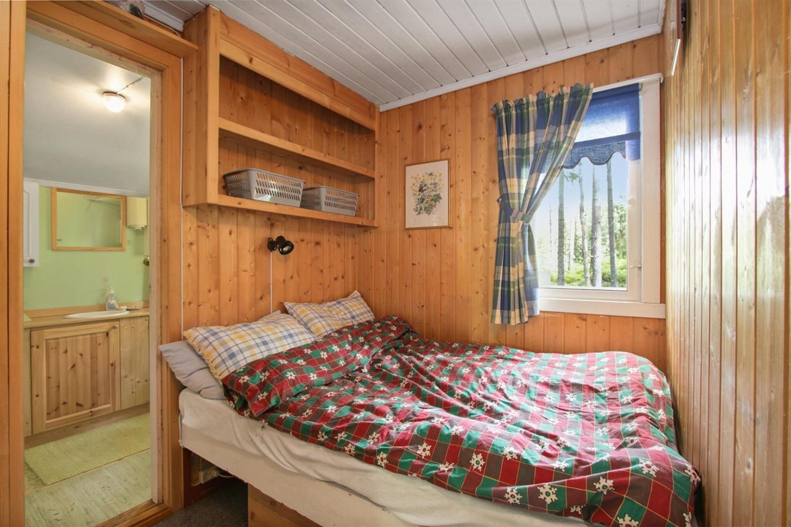 Hovedsoverom med inngang til bad. Galleribilde