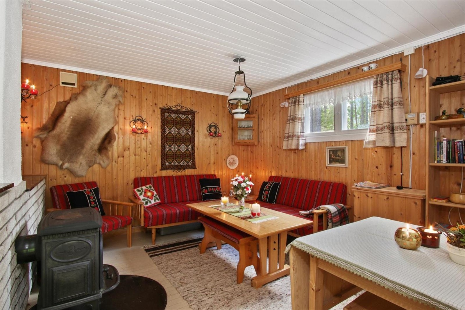 Sofagruppe og spisestue med plass til familie og gode venner. Her kan gjestene vente med en drink mens kokken legger siste hånd på verket. Galleribilde