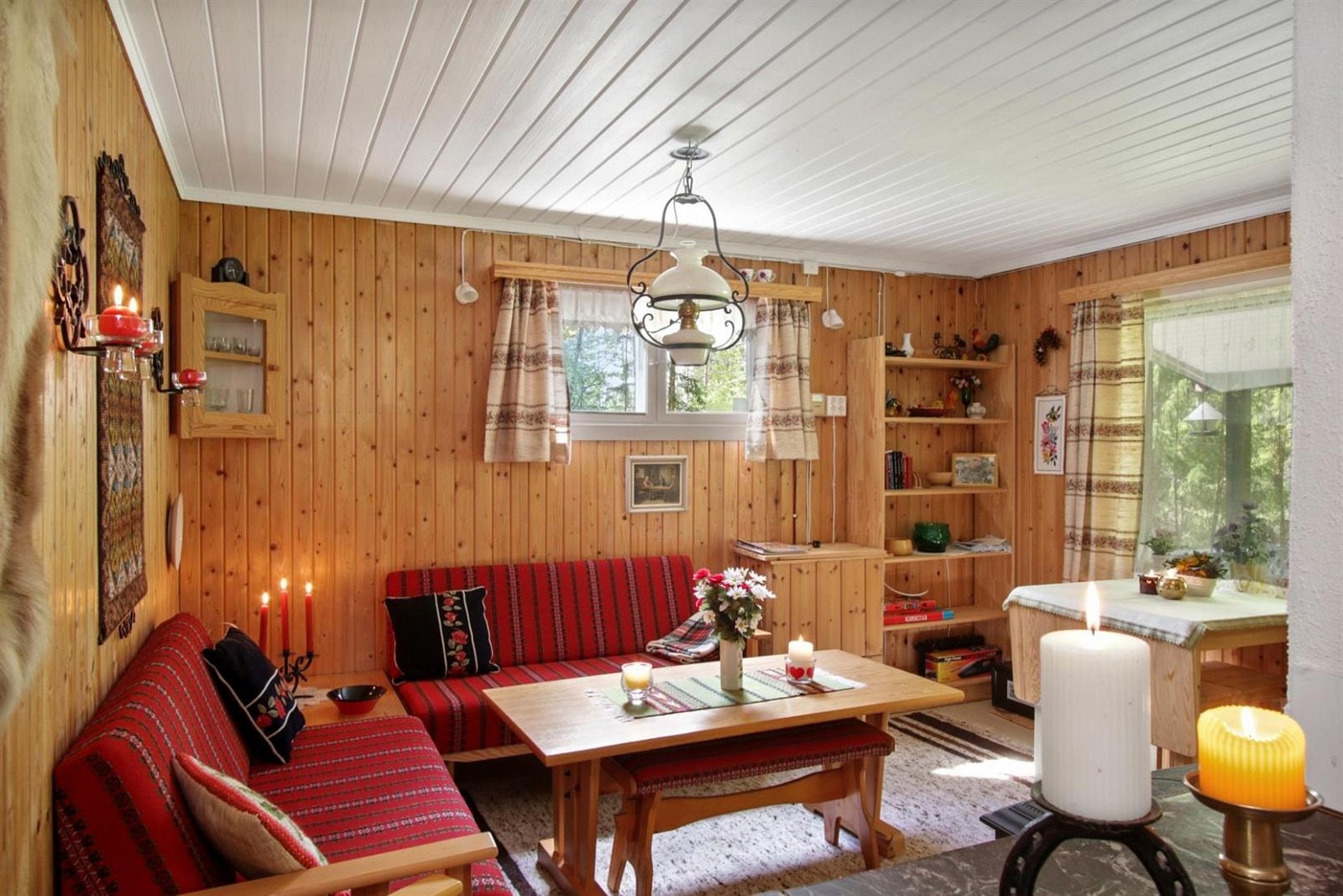 Stuen er lys og romslig, og har god plass til spisestue og salonger. Galleribilde