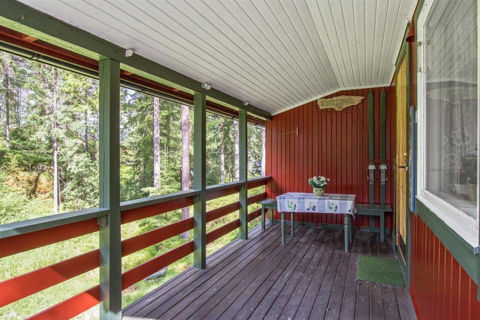 Praktisk og romslig overbygget terrasse med god plass. Her kan man nyte lange sommerkvelder i sammen med familie og gode venner. Plass til hagemøbler, blomster og grill. Galleribilde