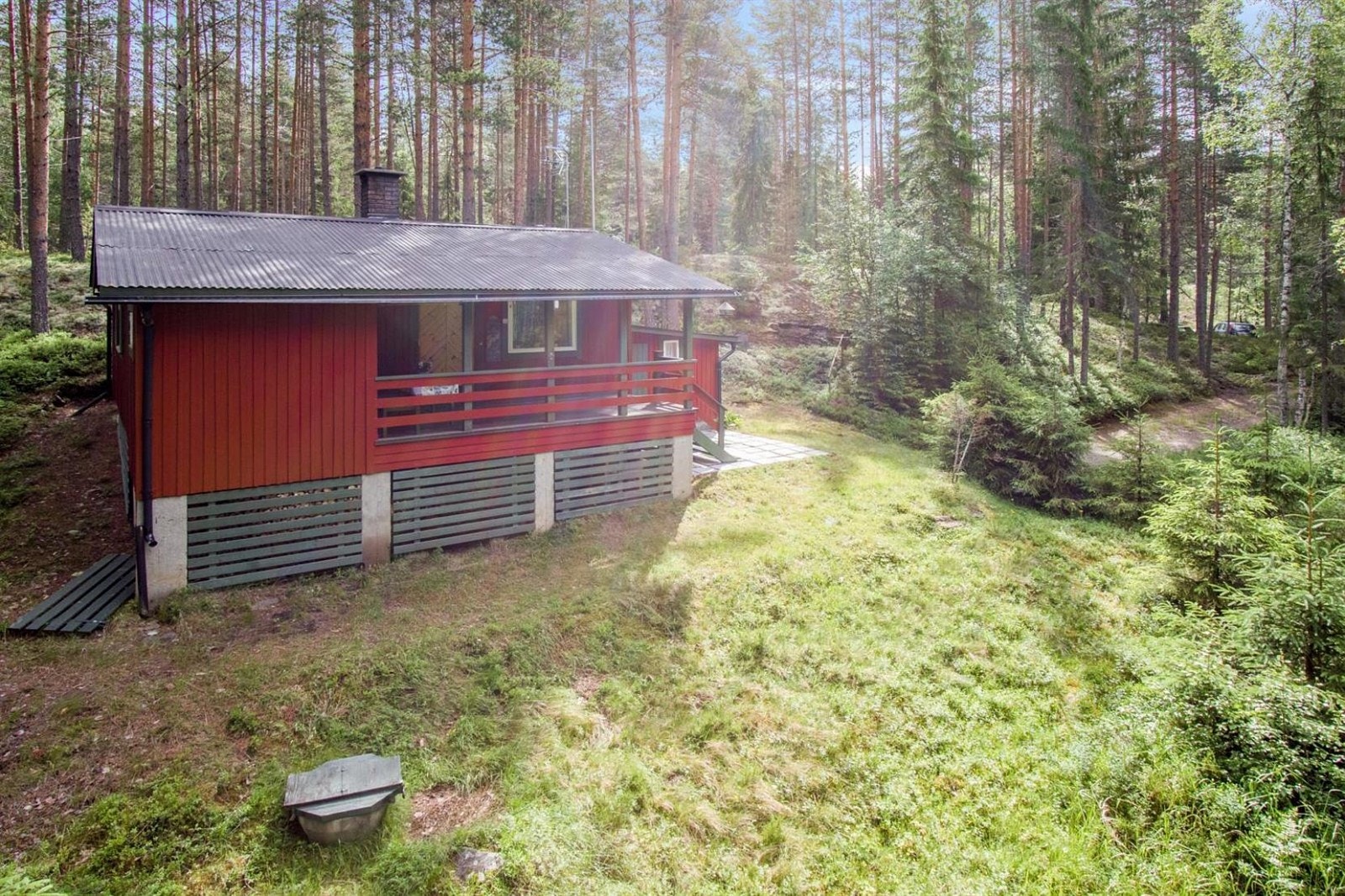 Hytta har en solrik og fin beliggenhet og har også egen brønn på tomten. Galleribilde