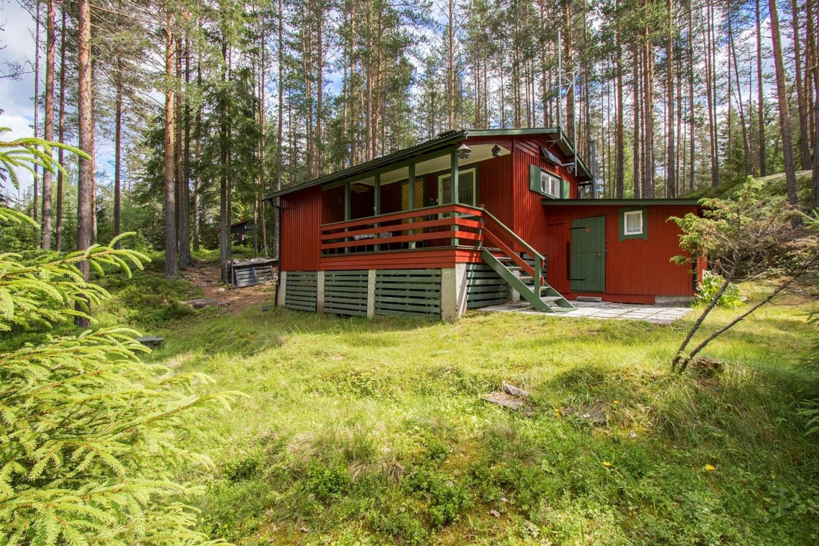 Hytteliv i usjenerte omgivelser. Galleribilde