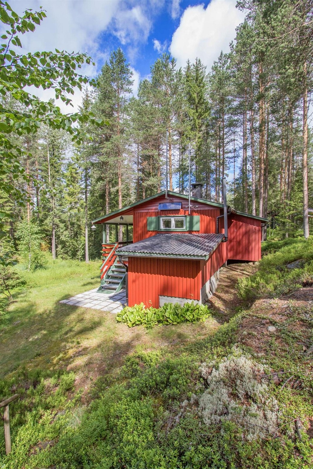 Det er bilvei helt frem til hytta, og god plass til parkering på tomten. Galleribilde