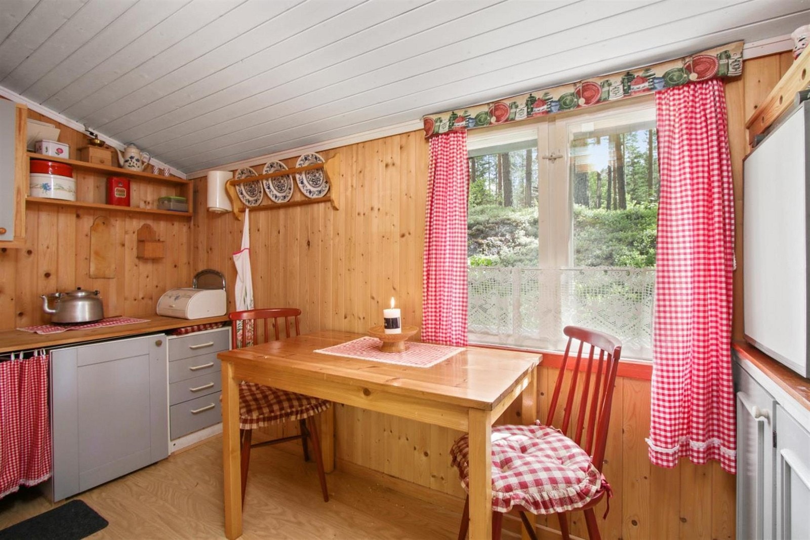 Svært koselig kjøkken med egen spiseplass. Stort vindu med flott utsikt ut i naturen. Her kan man nyte en god kaffekopp på morgenkvisten. Galleribilde