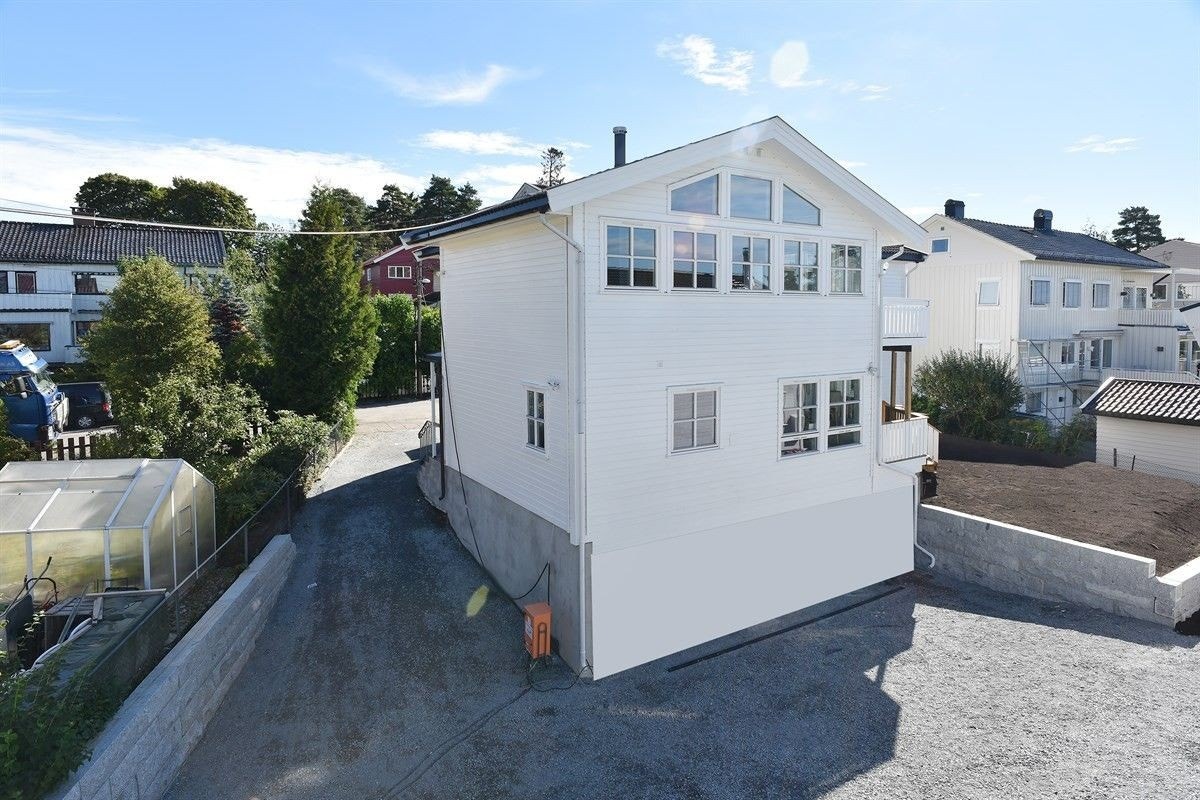 Hybelen har de to "enkeltvinduene" hhv på venstre husvegg og enkeltvinduet nederst til venstre på fremre vegg. Galleribilde