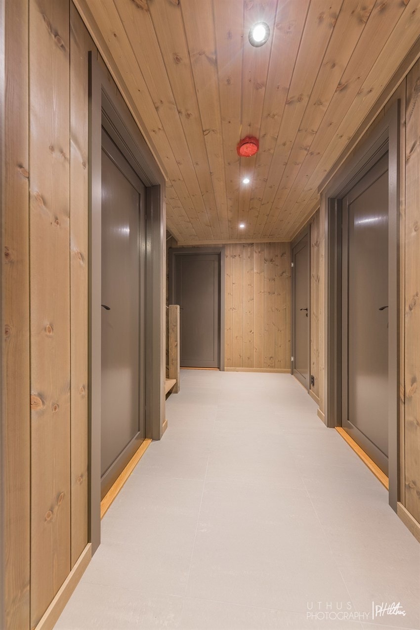 Romslig hall med fliser på gulv og varmekabler Galleribilde