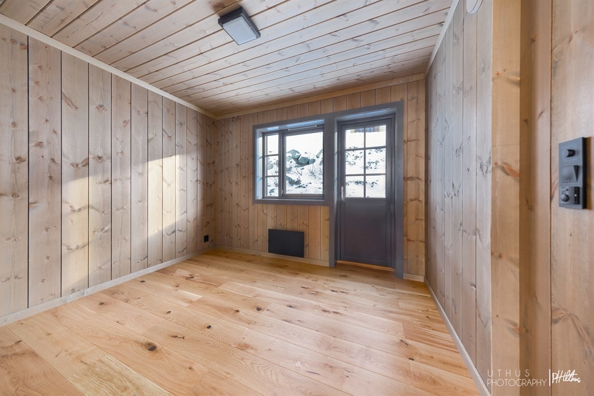 Hovedsoverommet har utgang til lun terrasse/uteplass på baksiden. Her kommer formiddagssolen Galleribilde