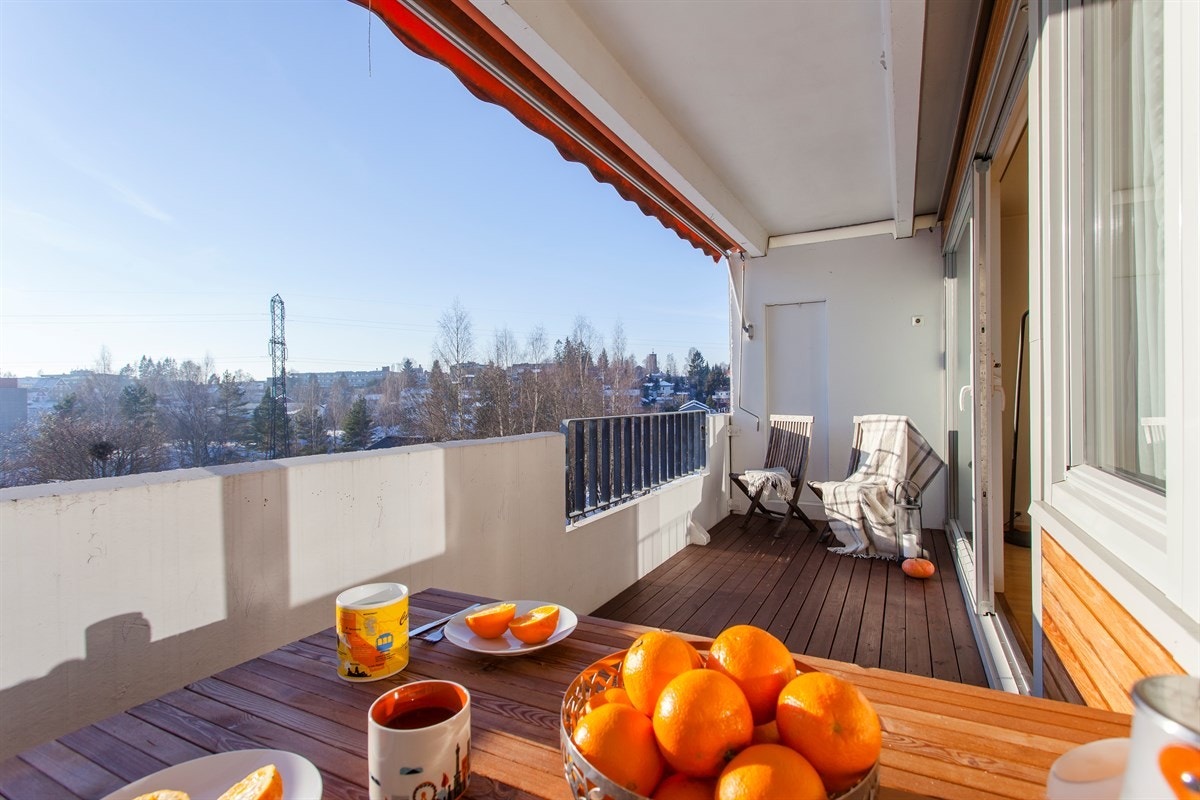 Leiligheten har en stor og sydvestvendt balkong med gode solforhold Galleribilde