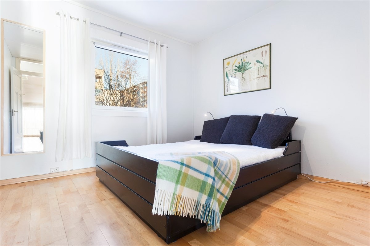 Stort hovedsoverom med god plass til dobbeltseng og garderobeløsning Galleribilde