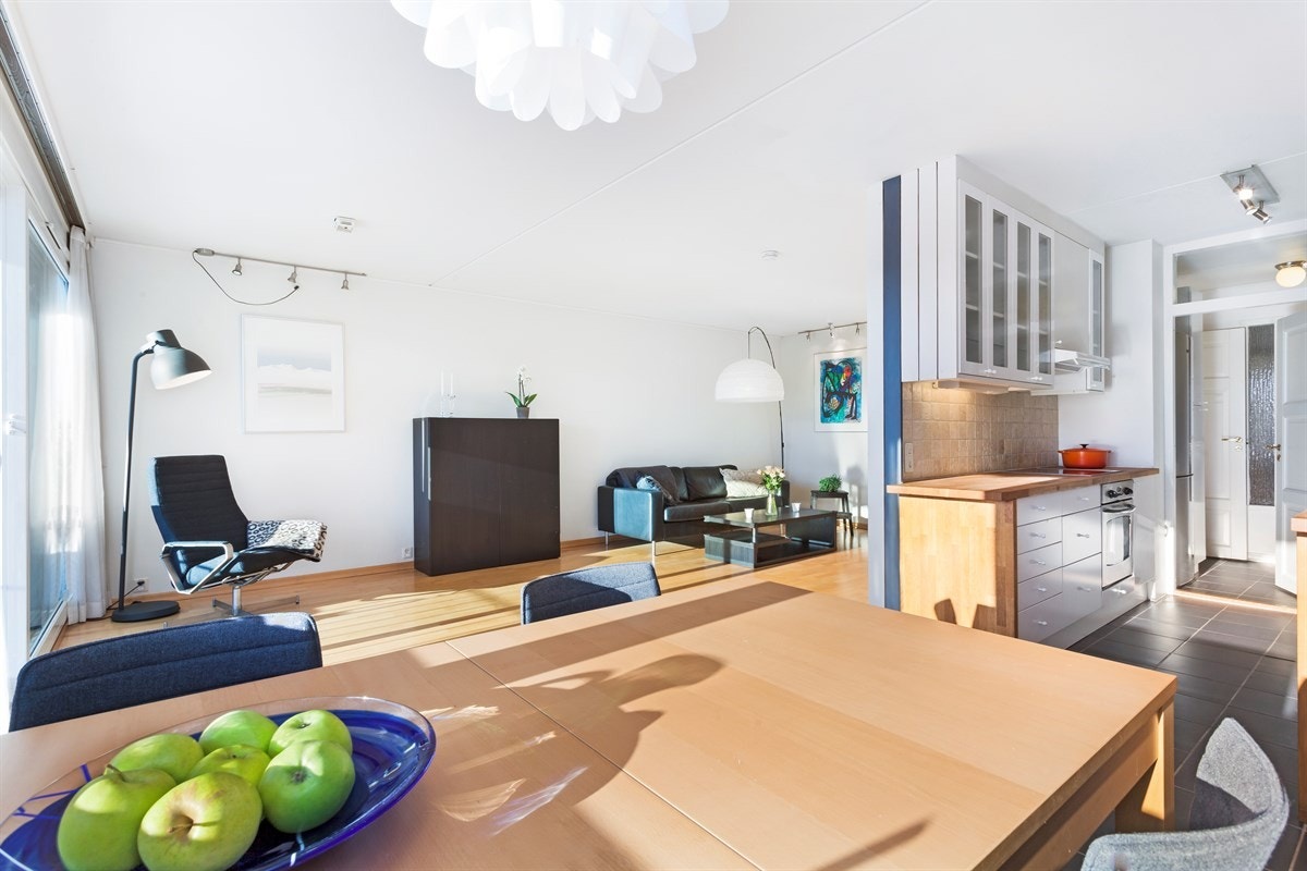 Kjøkken i delvis åpen løsning mot stuen, med god plass til spisebord hvor en kan nyte utsikten selv innenfra Galleribilde