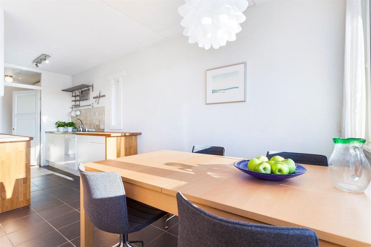 Endeleilighet gir ekstra lysinnslipp med vindu på ytterveggen Galleribilde