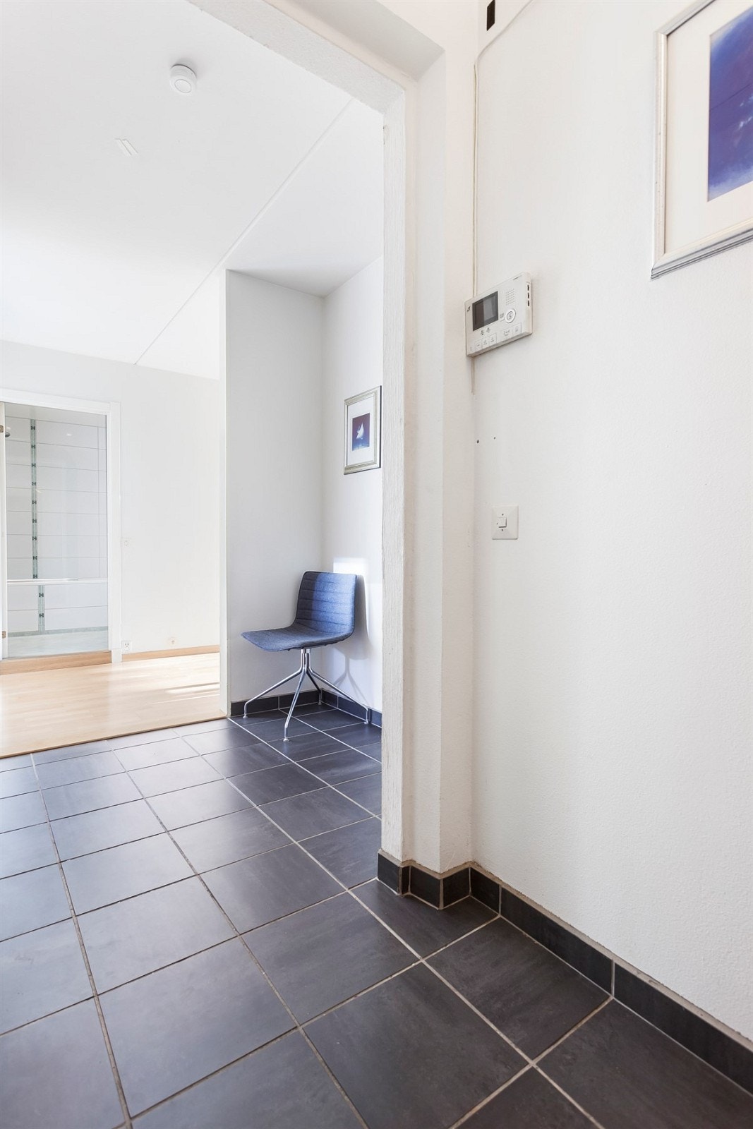 Det første som møter deg i leiligheten er en stor og meget innbydende entré. Her har man god plass til å sette fra seg sko og henge av yttertøy Galleribilde