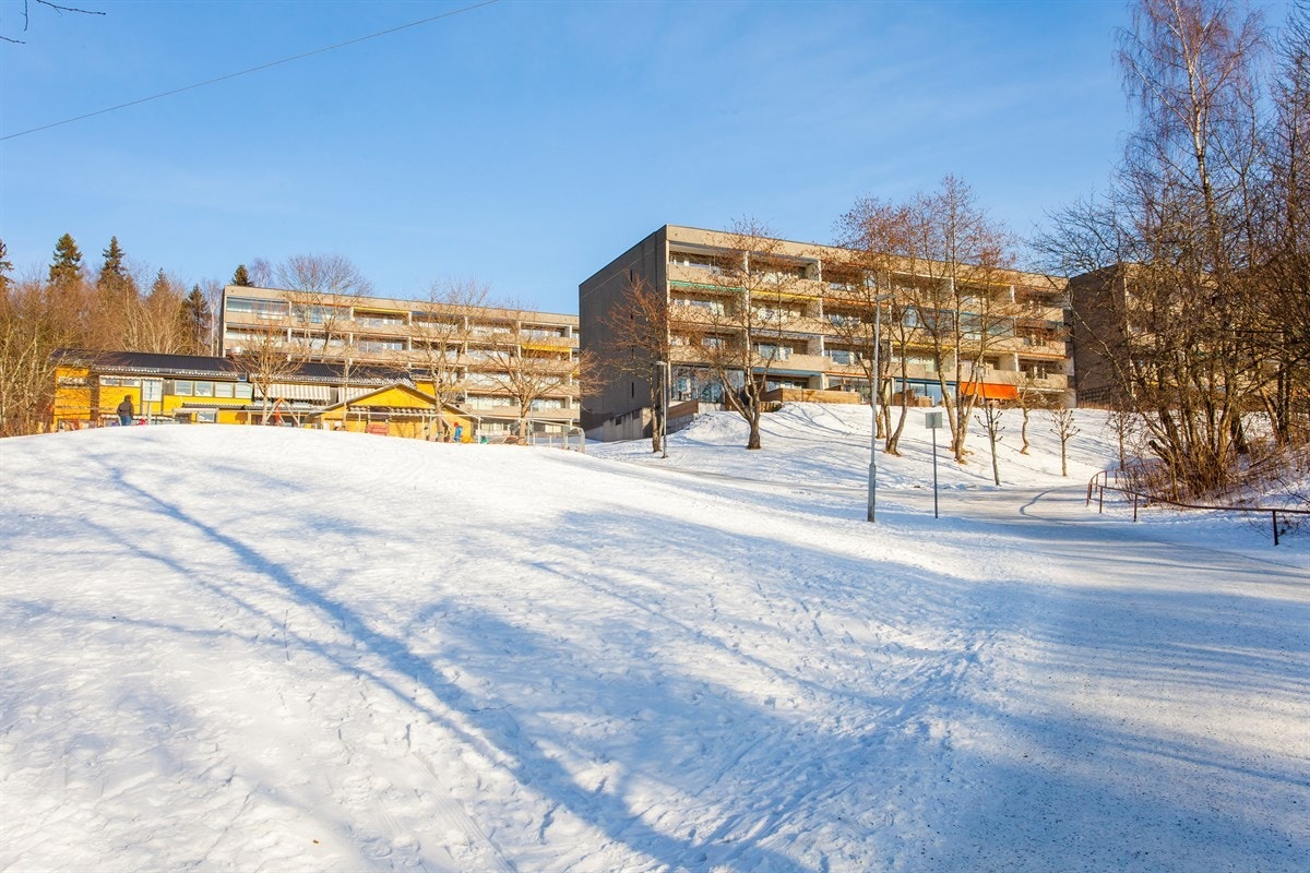 Fra Hovseterveien 48 er det også kort vei til flotte tur- og rekreasjonsmuligheter rett utenfor døren i Mærradalen Galleribilde