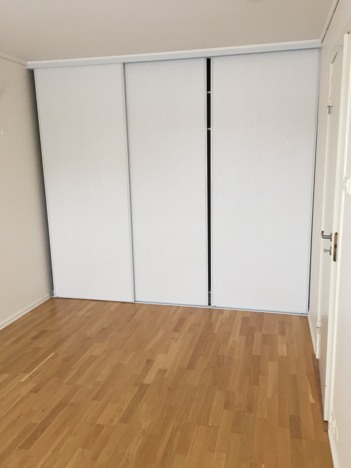 Soverom med skyvedørgarderobe Galleribilde