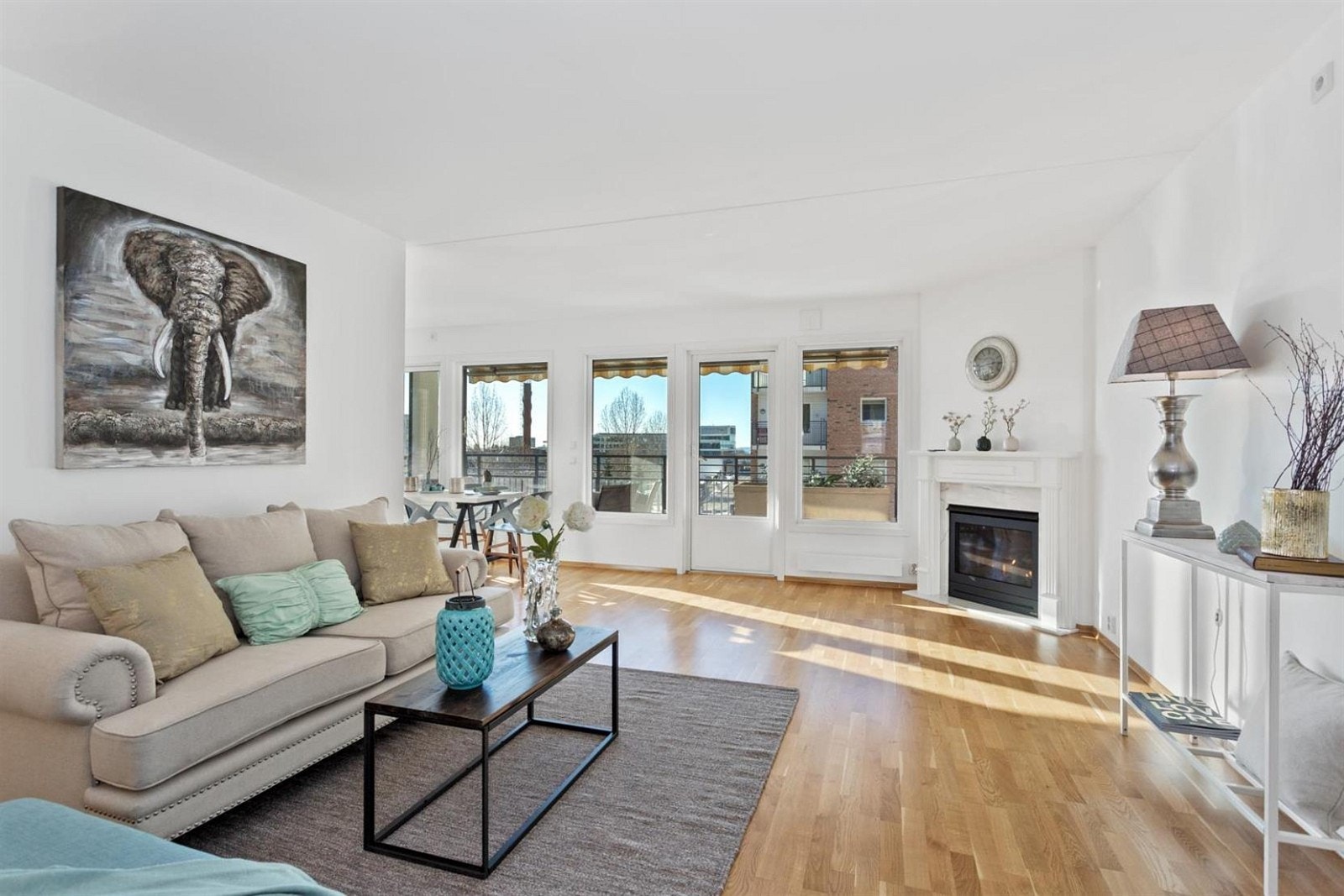 Stuen er lys og romslig og har en stemningsfull gasspeis for ekstra varme og hygge. Galleribilde