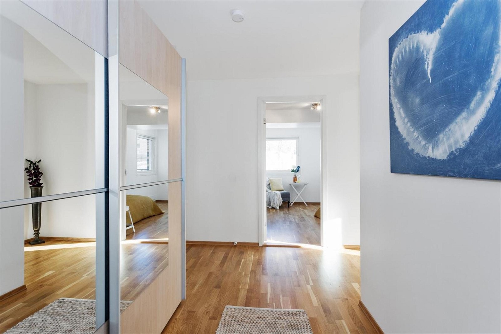 Leiligheten har en innbydende entré med dørcalling og skyvedørsgarderobe. Galleribilde