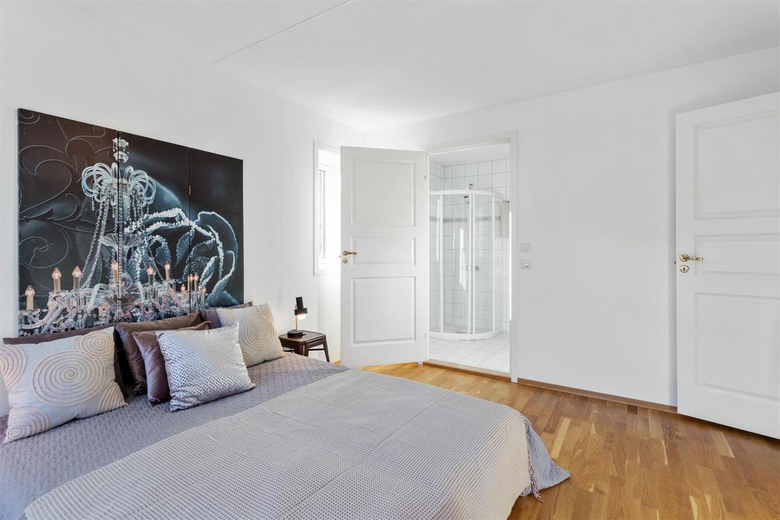 Leiligheten har en god planløsning. Hovedsoverommet har eget baderom. Galleribilde