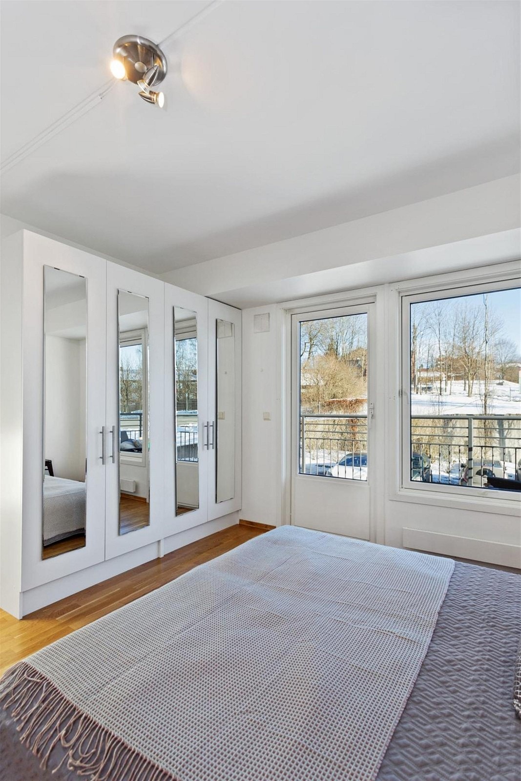 God garderobeløsning på hovedsoverom. Galleribilde
