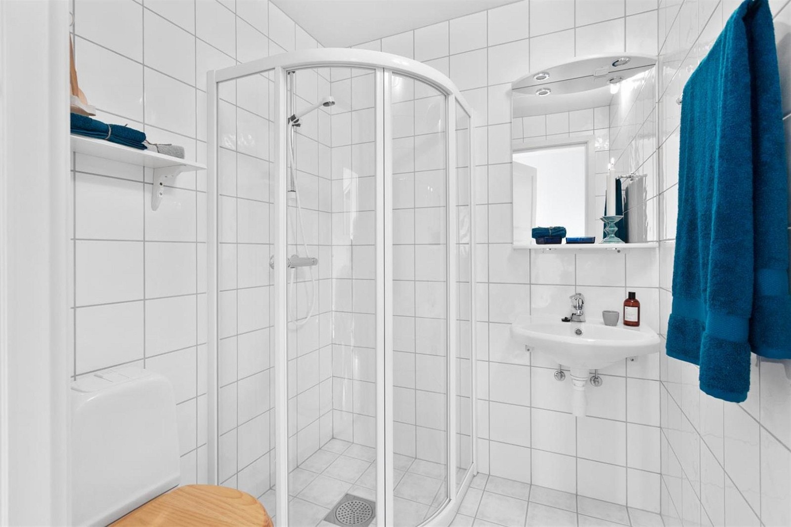 Leiligheten har 2 flislagte baderom. Dette ligger i tilknytning entré. Galleribilde