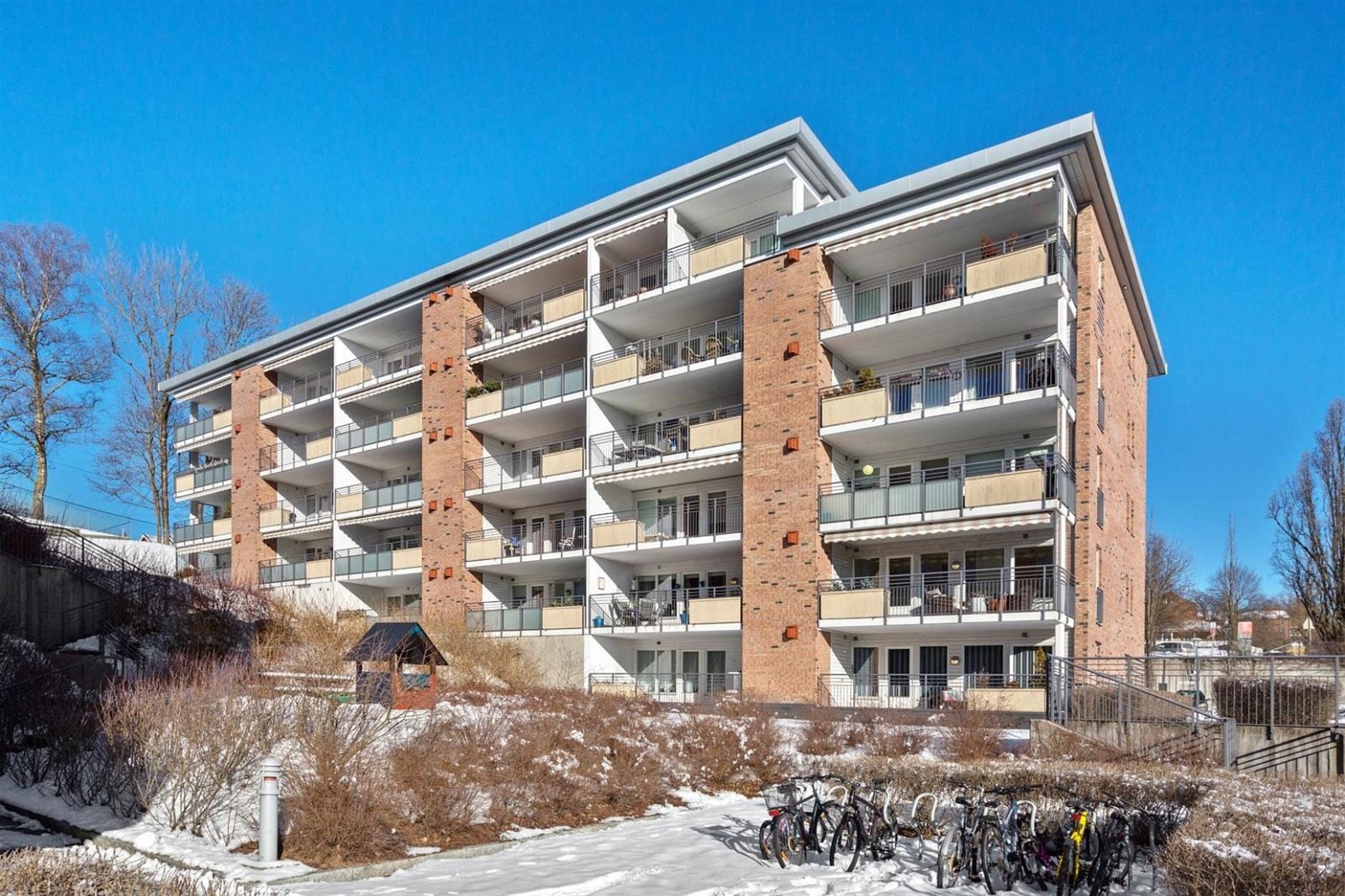Fasade. Garasjeplassen ligger i underetasjen og det er enkel heisadkomst opp til leiligheten. Galleribilde