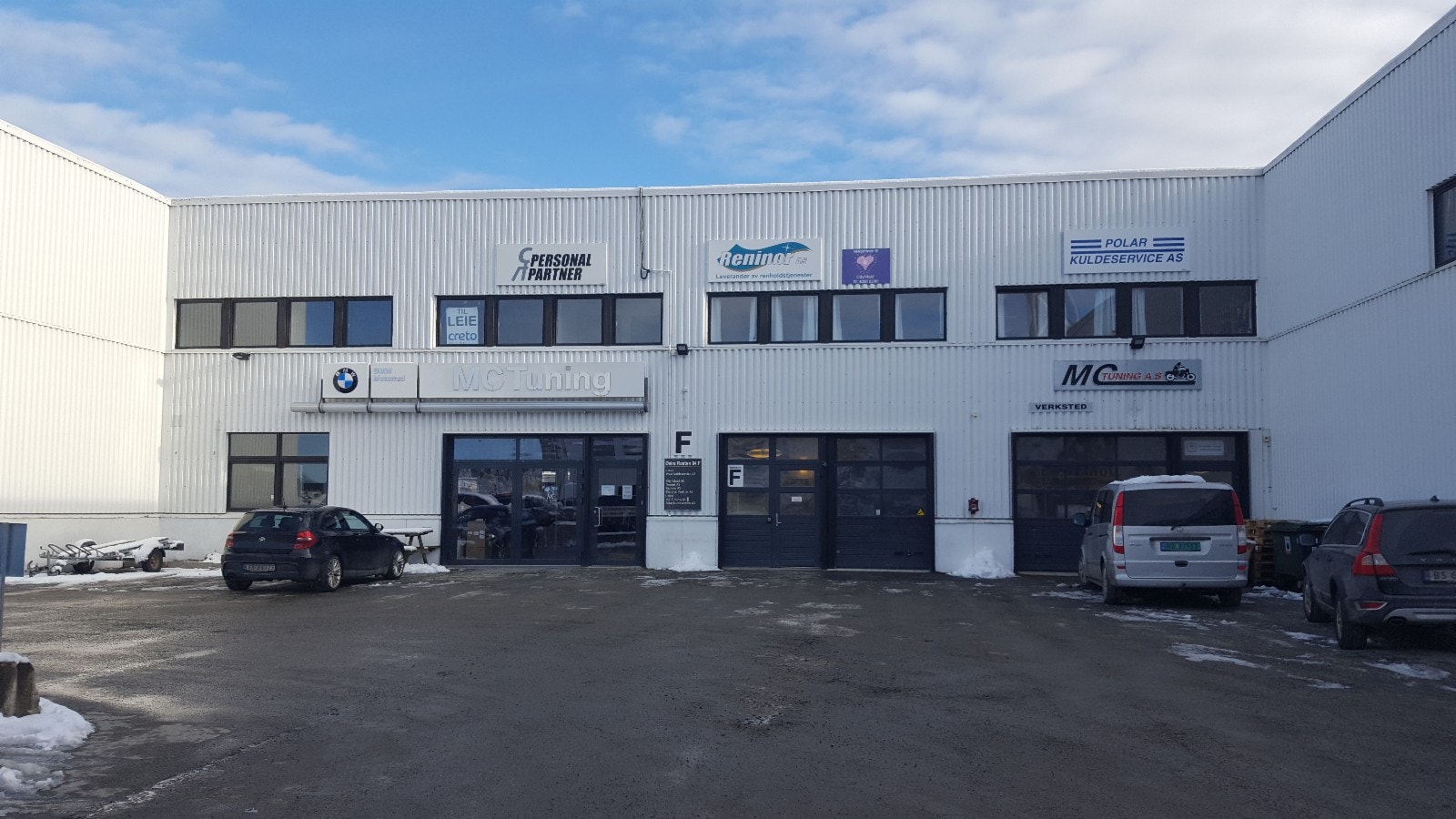 Inn mot felles parkeringsplass, lokaler i 2.etg Galleribilde