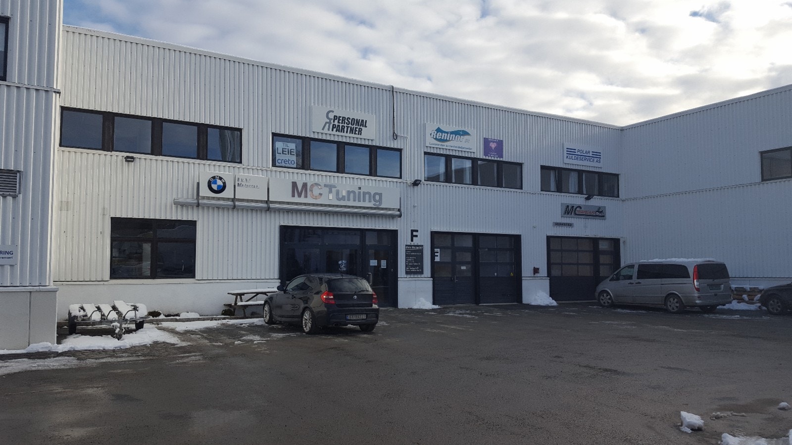 Inn mot felles parkeringsplass, lokaler i 2.etg Galleribilde