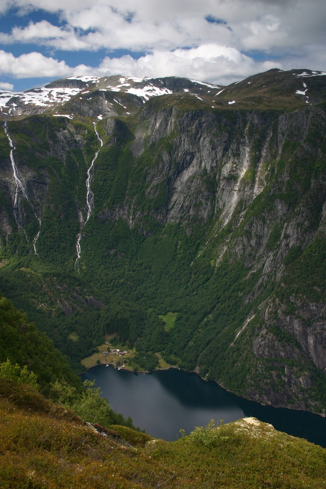 Utsikt frå fjellet og ned mot Finnabotten Foto: Torstein Hønsi Galleribilde