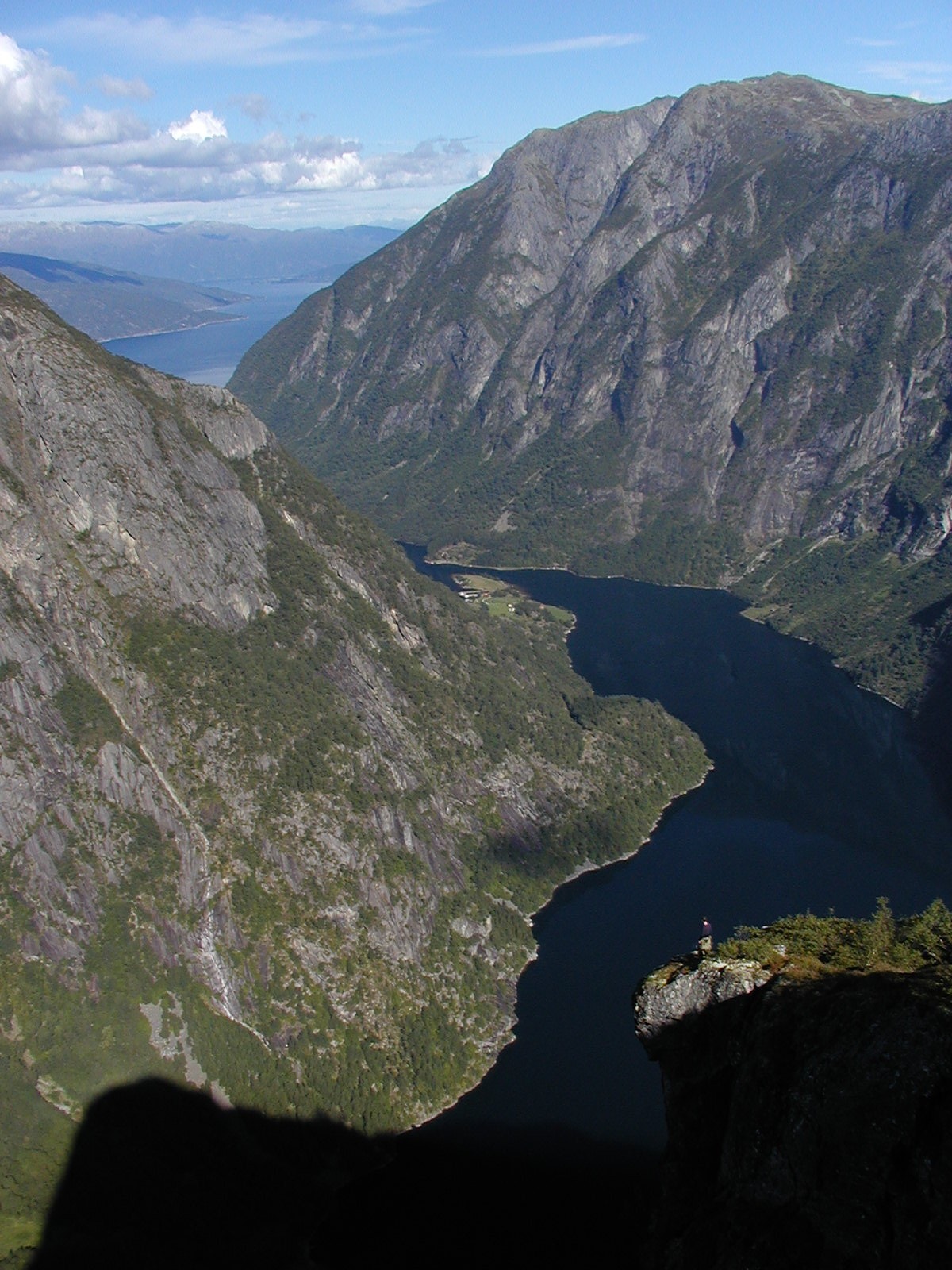 Utsikt frå fjellet og ned mot Finnabotten Foto: Torstein Hønsi Galleribilde