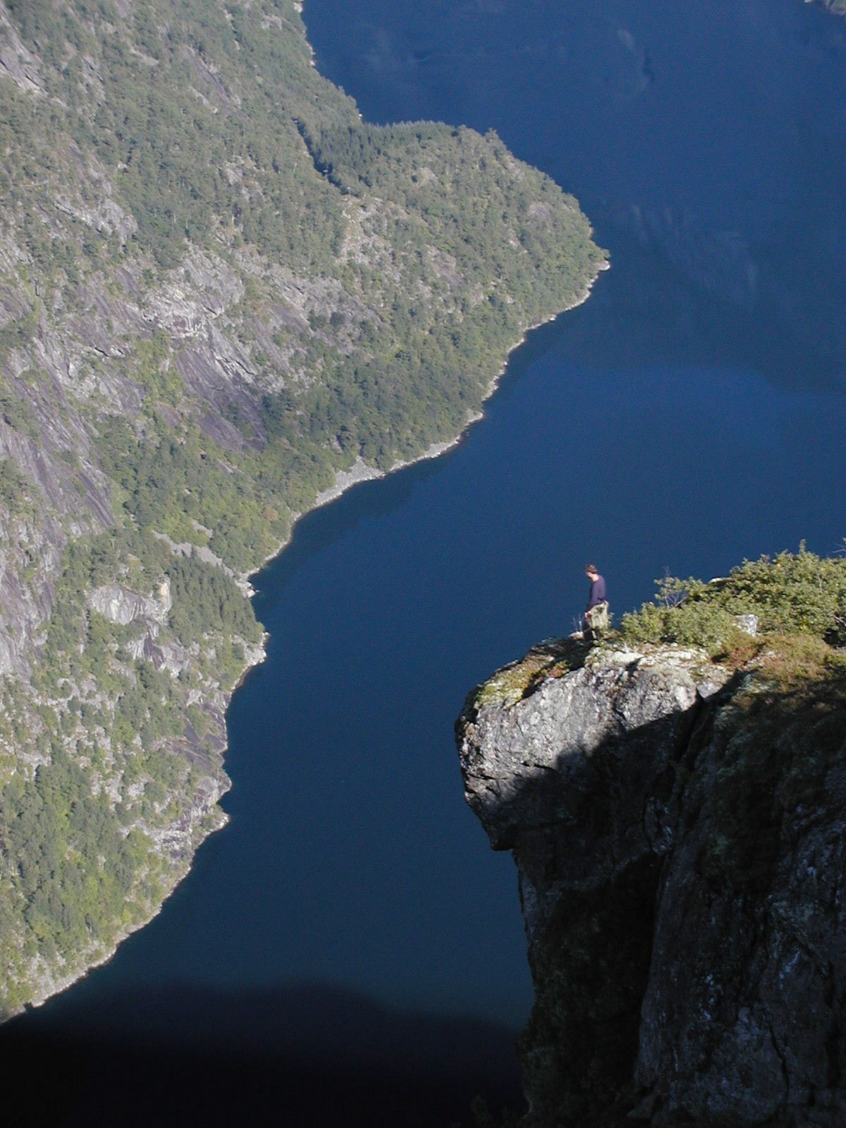 Utsikt frå fjellet og ned i Finnabotten Foto: Torstein Hønsi Galleribilde
