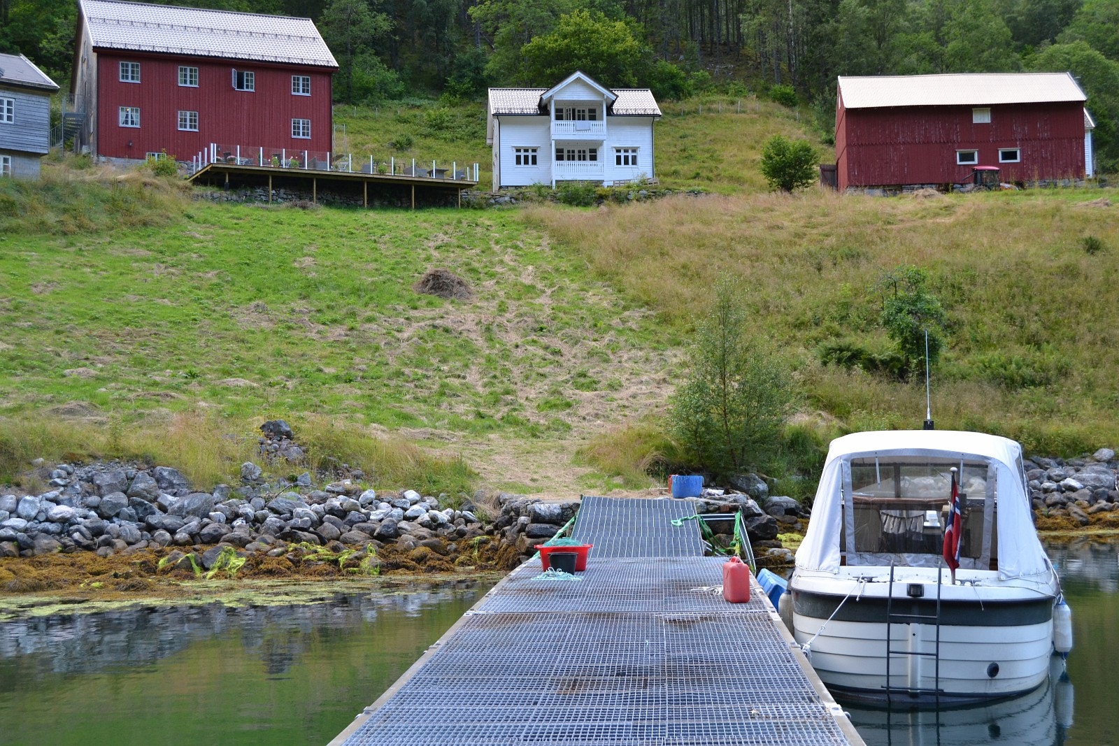 Frå sjøen og opp mot husa Galleribilde