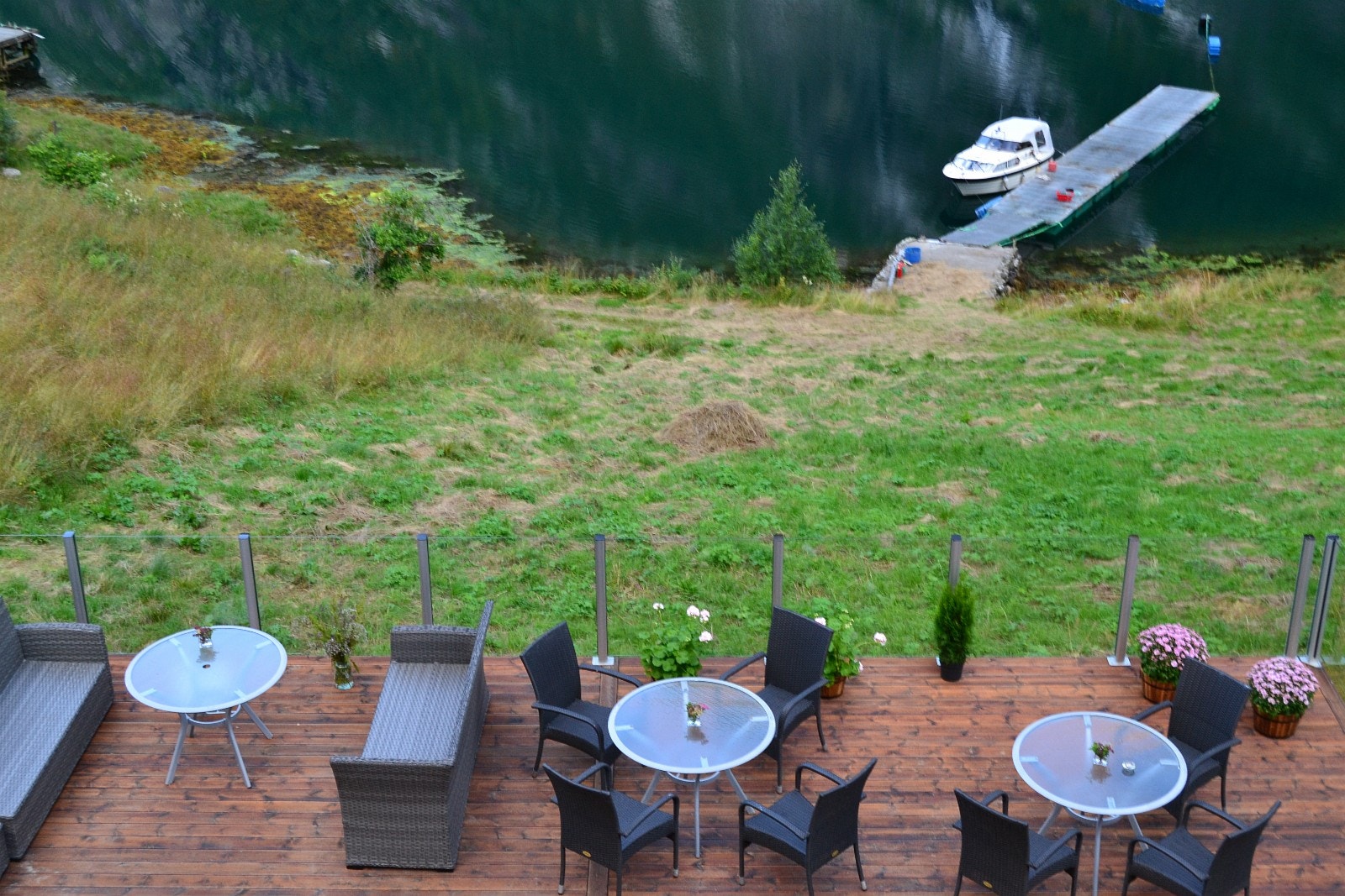 Utsikt frå plattingen under Gjestgiveriet Galleribilde