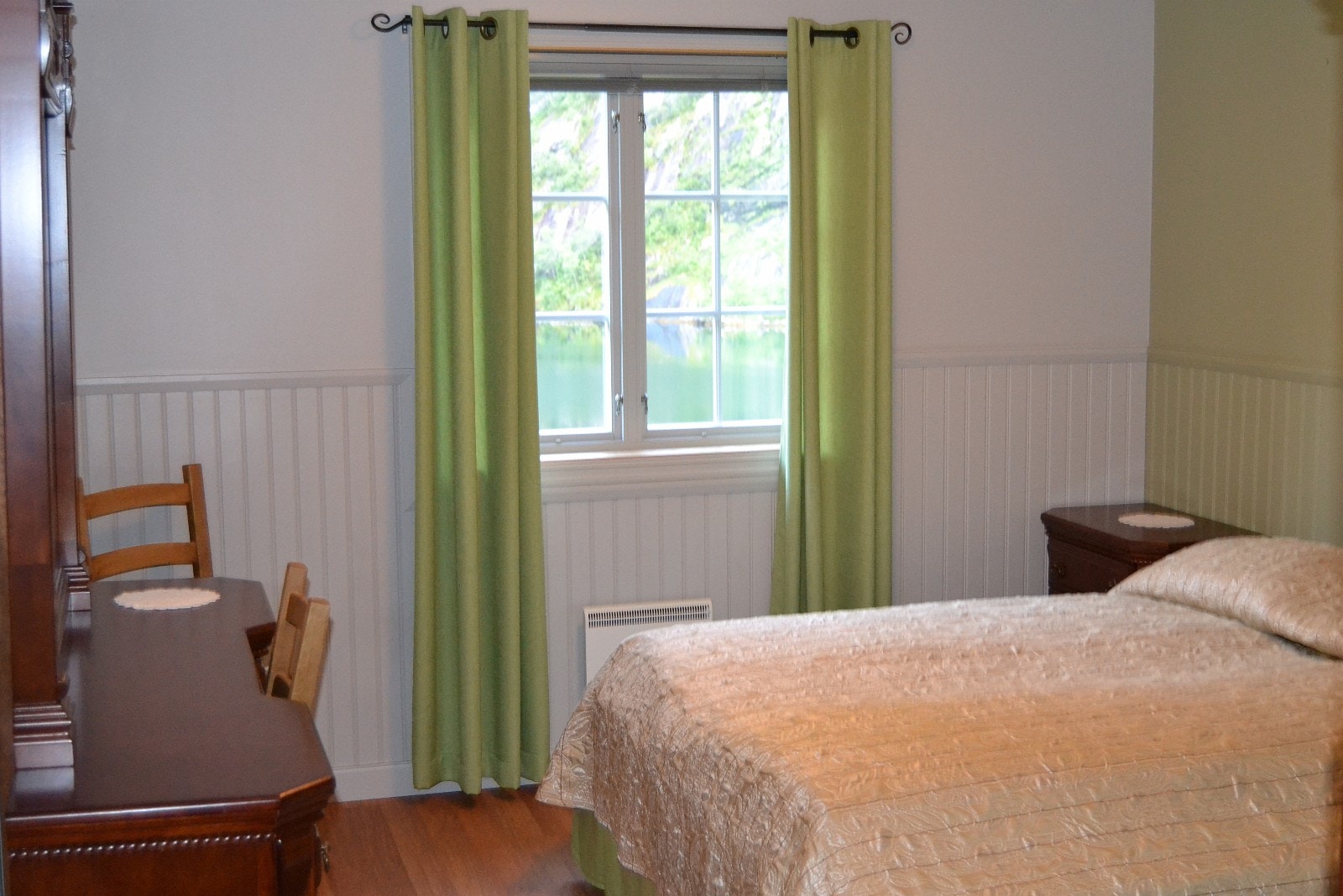 Eitt av soveromma i Gjestgiveriet Galleribilde