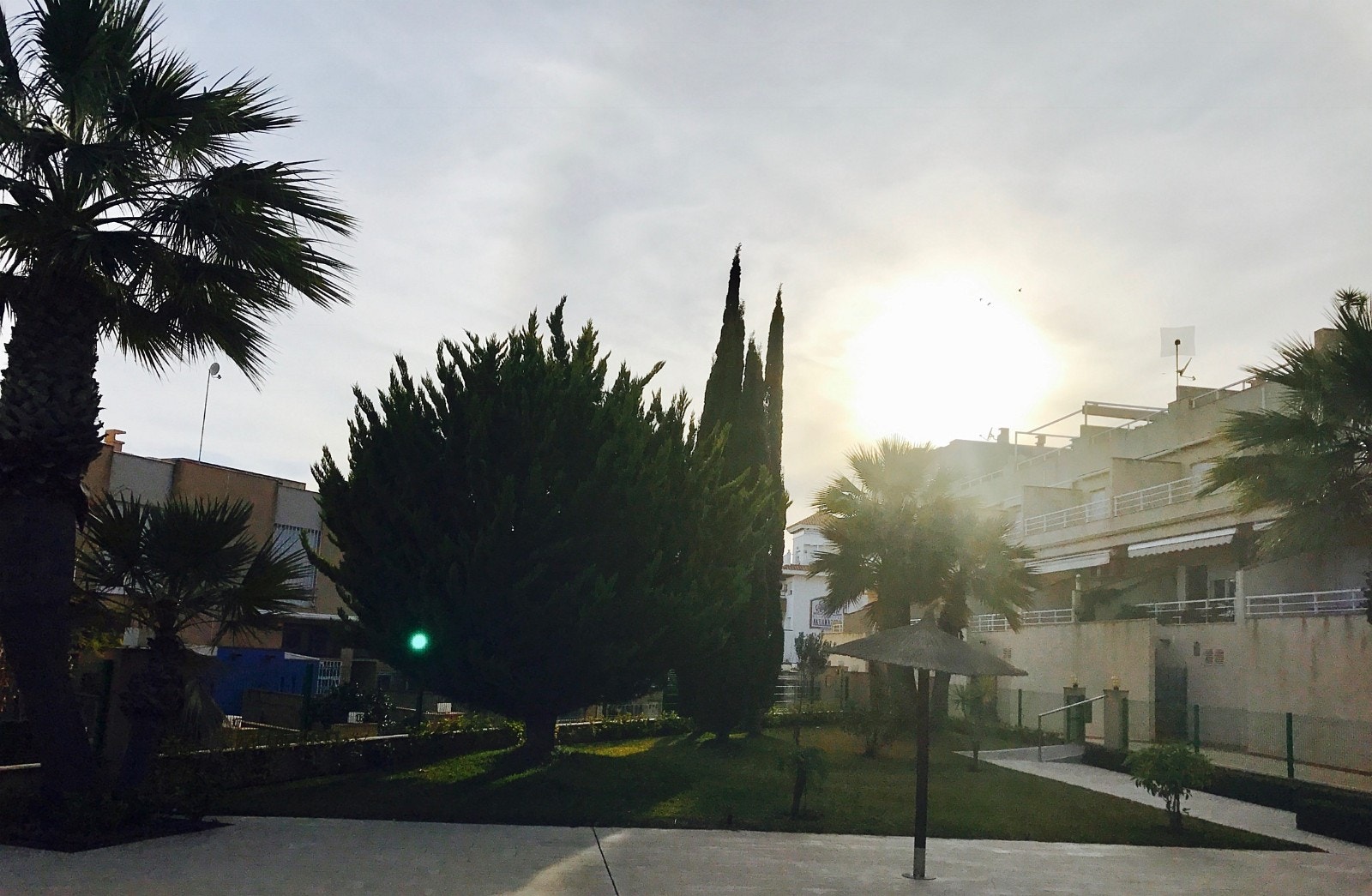 Rett ved svømmebassenget, på oversiden av huset Galleribilde