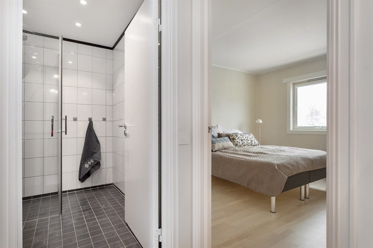 Forrige eier pusset opp badet i 2007 med nytt gulv med membran og nye fliser på vegg. Vegger med smøremembran ble utført av ufaglært/tidligere eier. Galleribilde