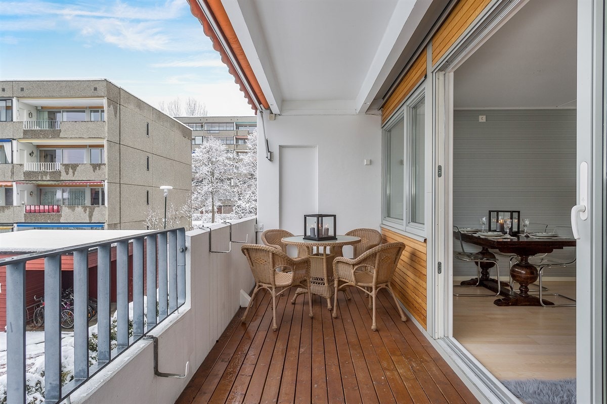 Sydvestvendt balkong på ca. 10 kvm med gode solforhold og pent utsyn over borettslagets fellesarealer. Galleribilde