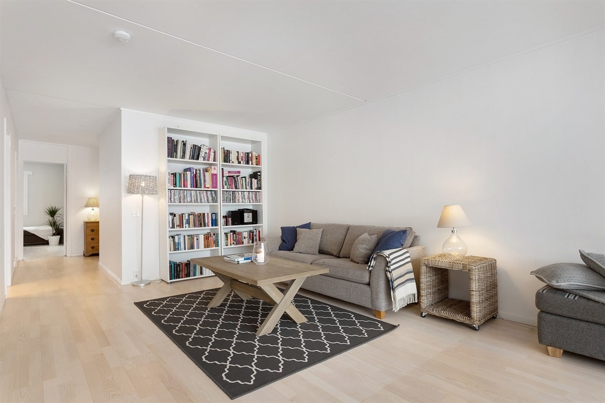 Leiligheten har en romslig stue med god plass til møblering. Galleribilde