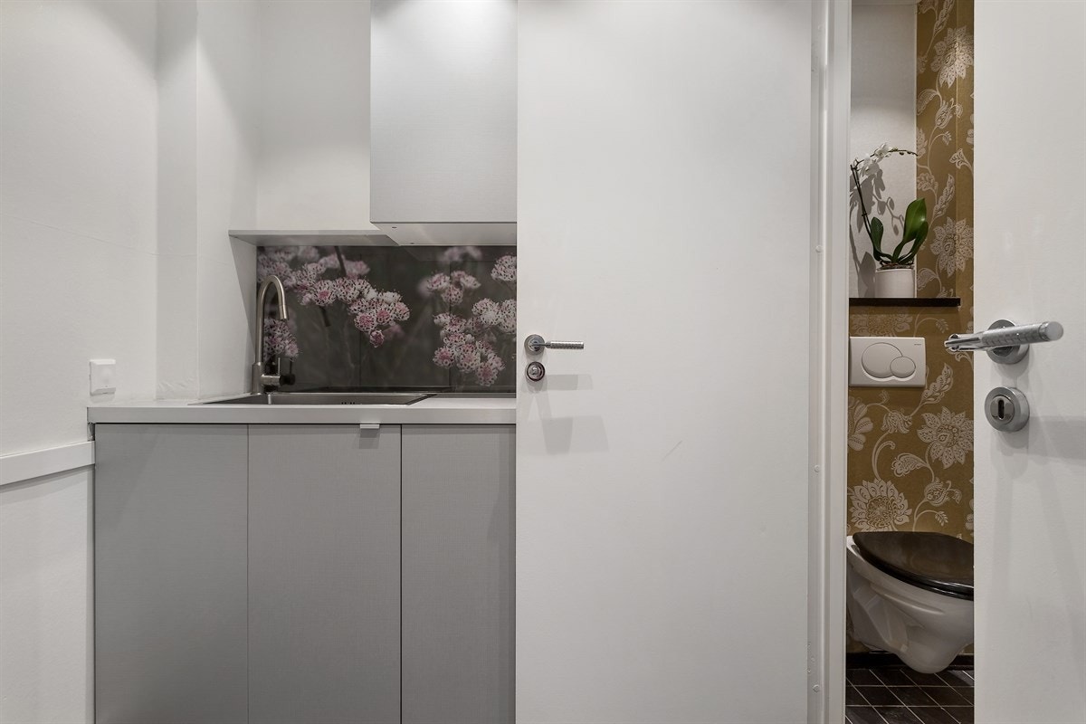 Adkomst til separat toalett fra vaskerommet. Galleribilde