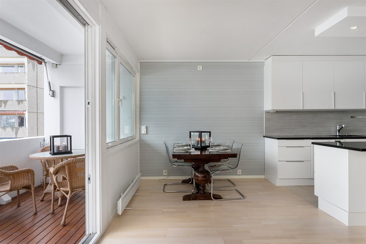 Stuen har åpen løsning mot kjøkkenet og god plass til både sofagruppe og spisebord. Galleribilde