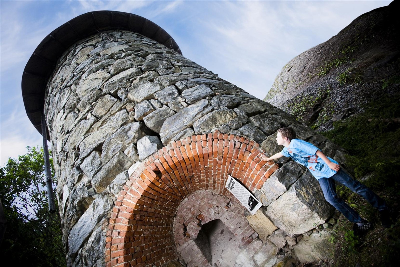 Det finnes mange fine kulturminner i Ringsaker, som her fra kalksteinsovnen i Bergevika på Helgøya. Foto: Ricardofoto.no Galleribilde