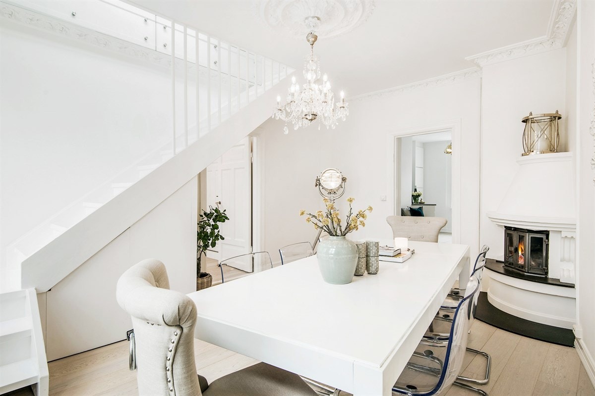 Peis i spisestue. Smart lagringsplass under trapp Galleribilde