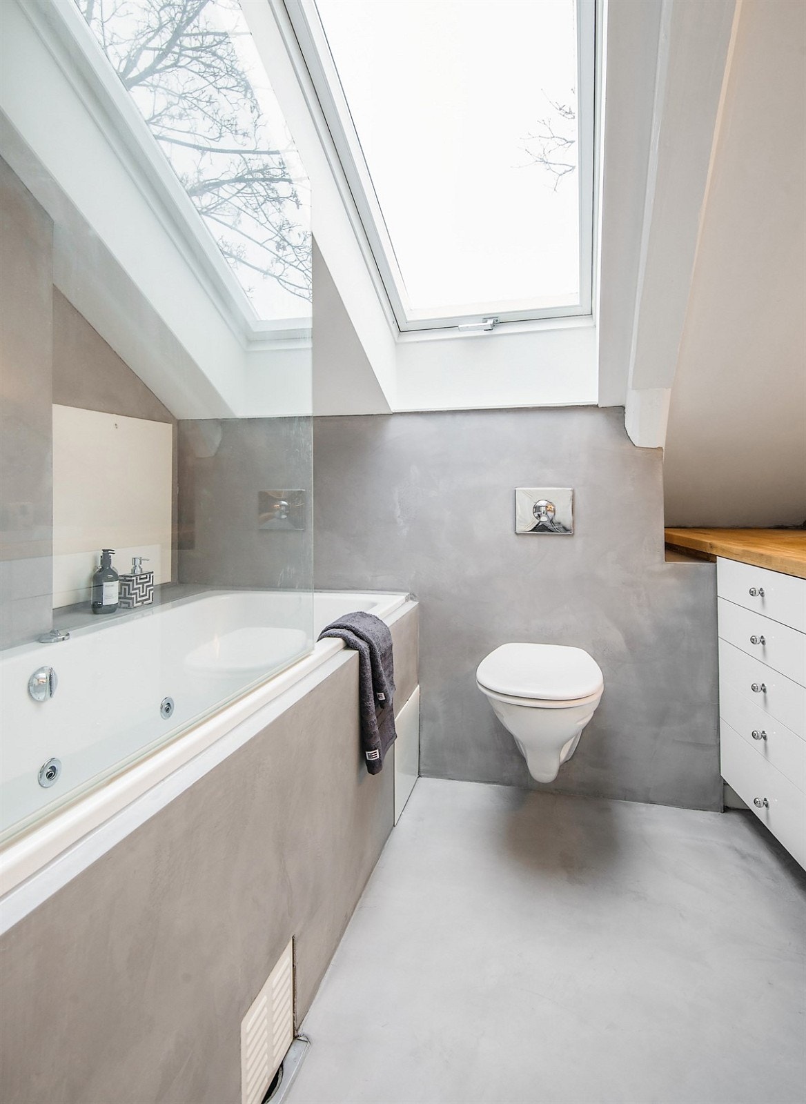 Baderom i 5 etasje. Badet er overflatebehandlet i 2017 Galleribilde