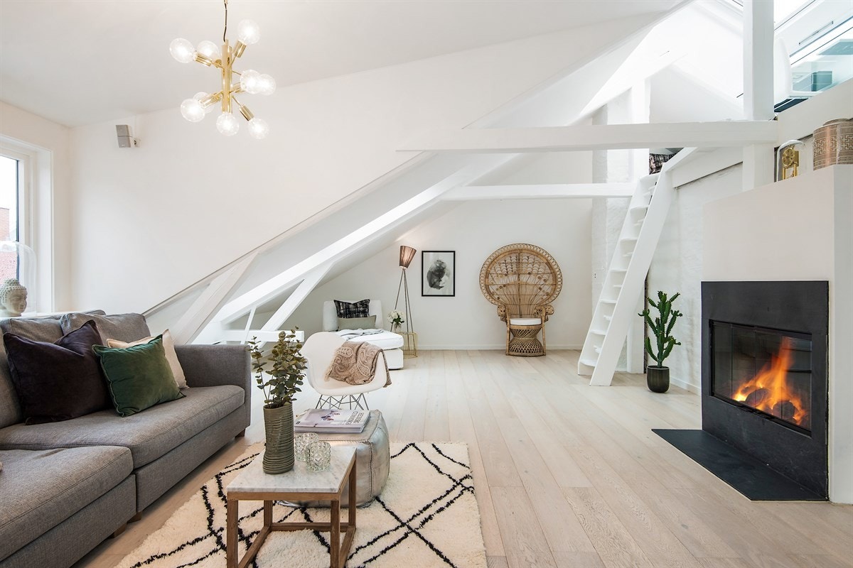 Stue i 5. etasje med peis, god plass til ulike sittegrupper. Galleribilde