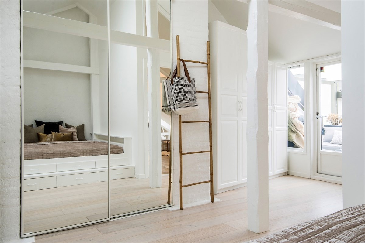 Hovedsoverom med mye garderobeplass Galleribilde