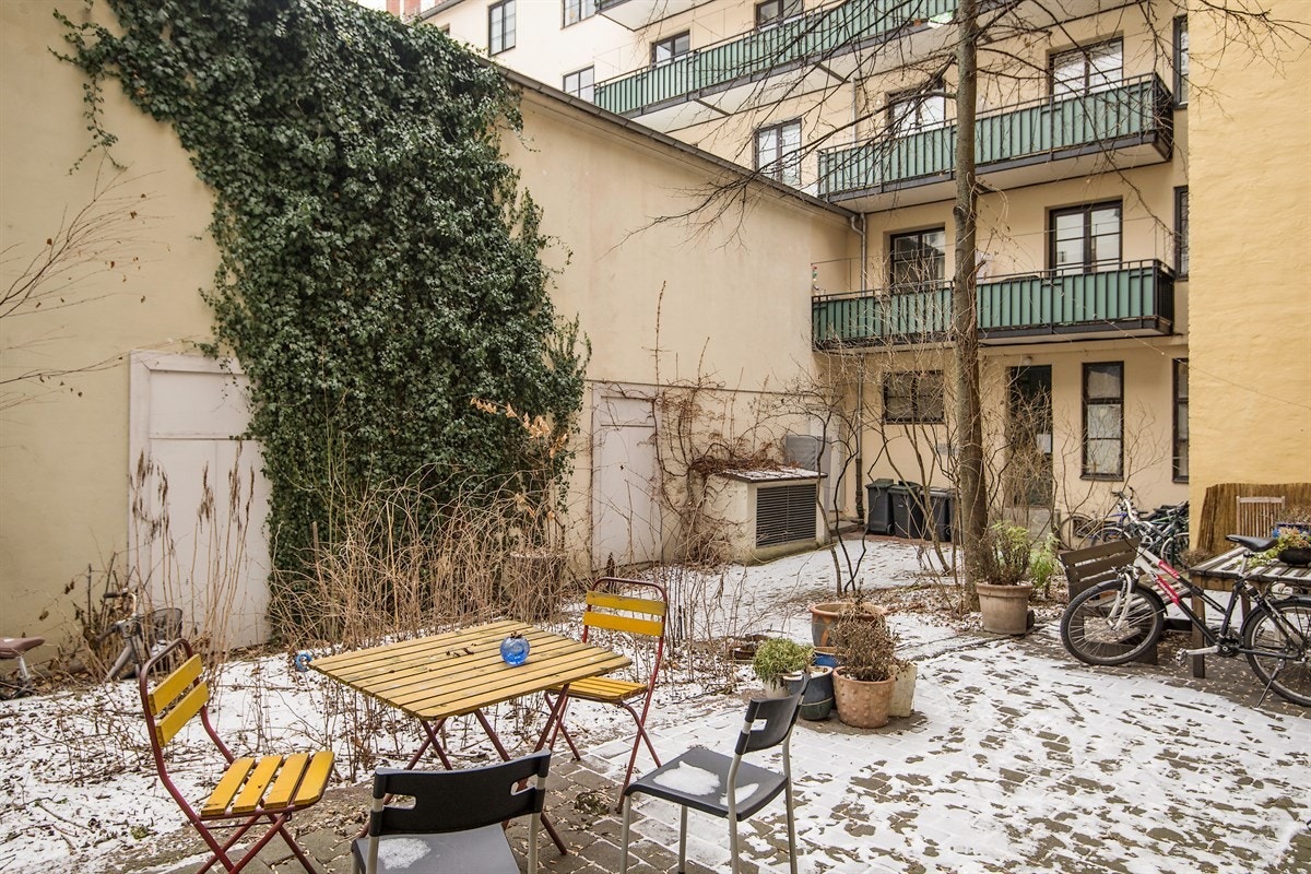 Hyggelig bakgård med sittegrupper Galleribilde