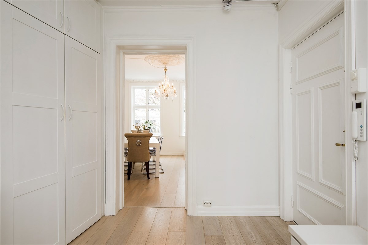 Praktiske skapløsninger ved inngangsparti Galleribilde